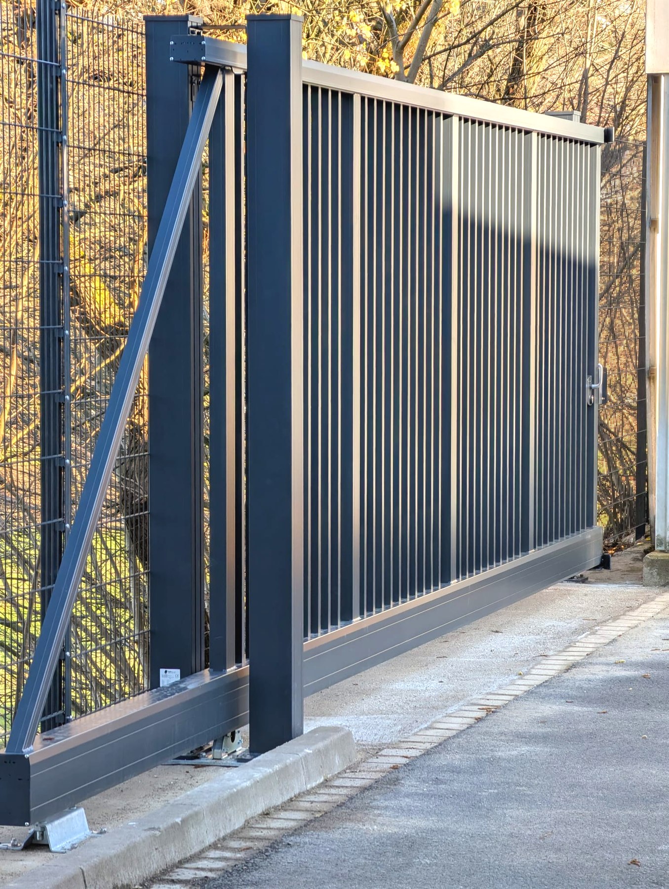 Schiebetor in Anthrazit, montiert im Oberbergischen Kreis
