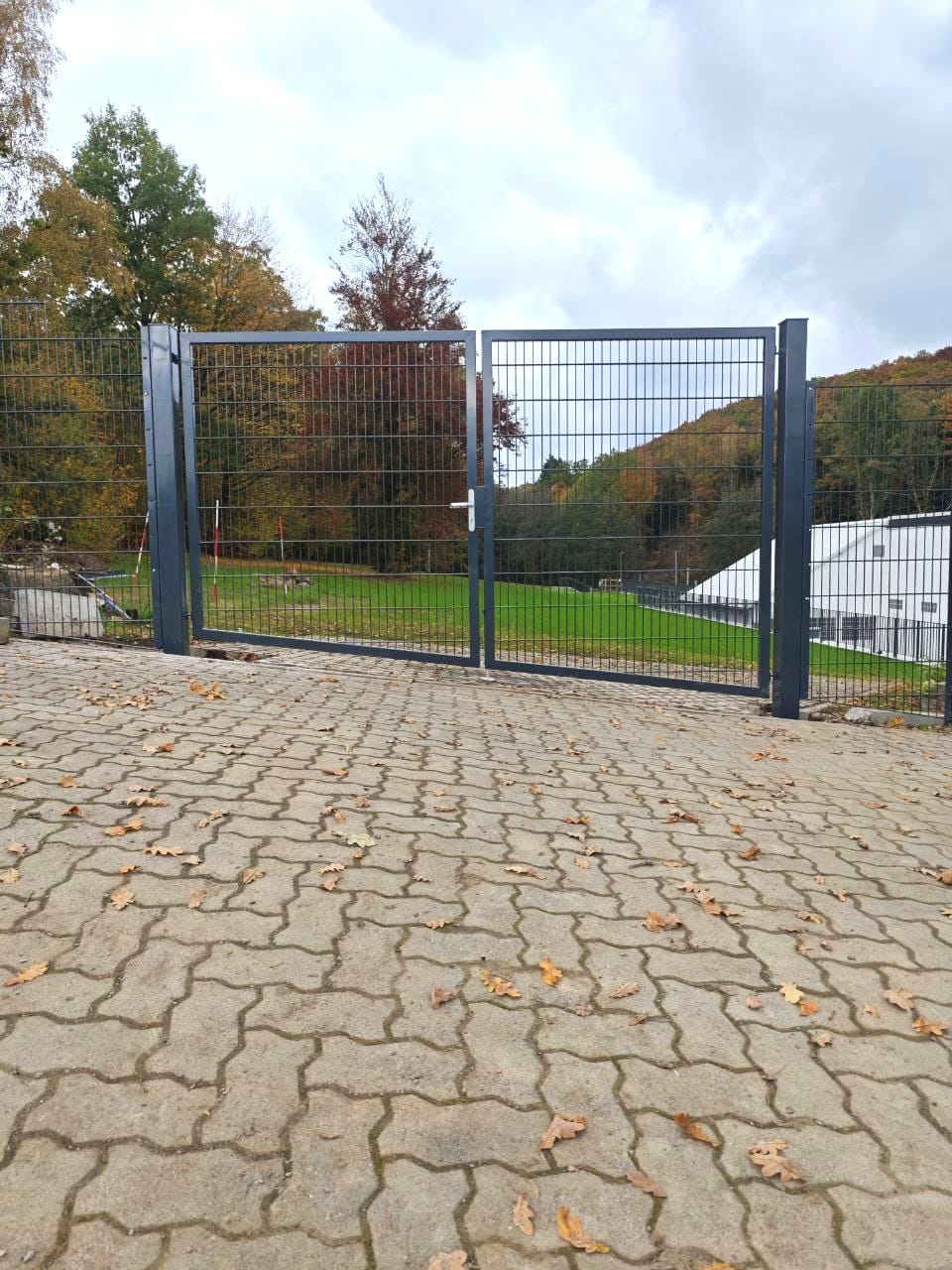 Zweiflügeliges Drehtor aus Doppelstabmatten