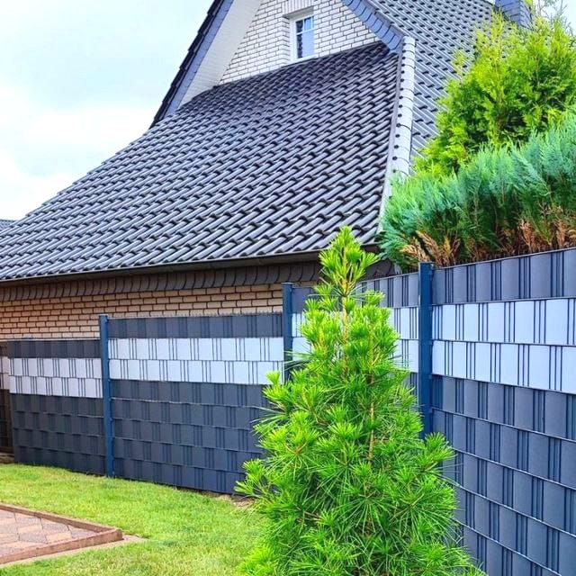 Sichtschutzzaun im Garten vor einem Wohnhaus