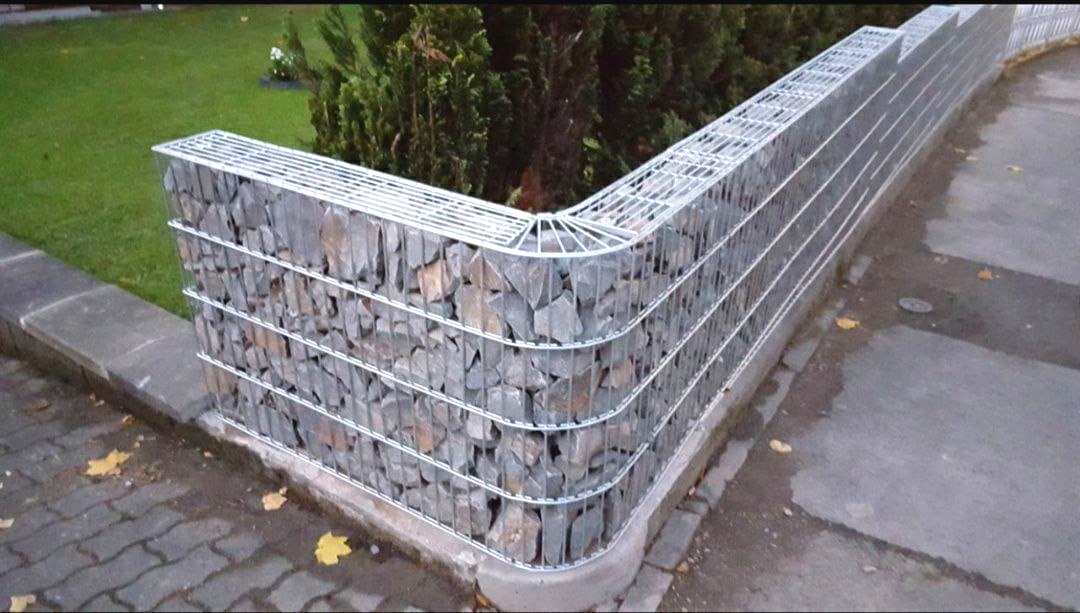 Gabionenwand mit Natursteinfüllung